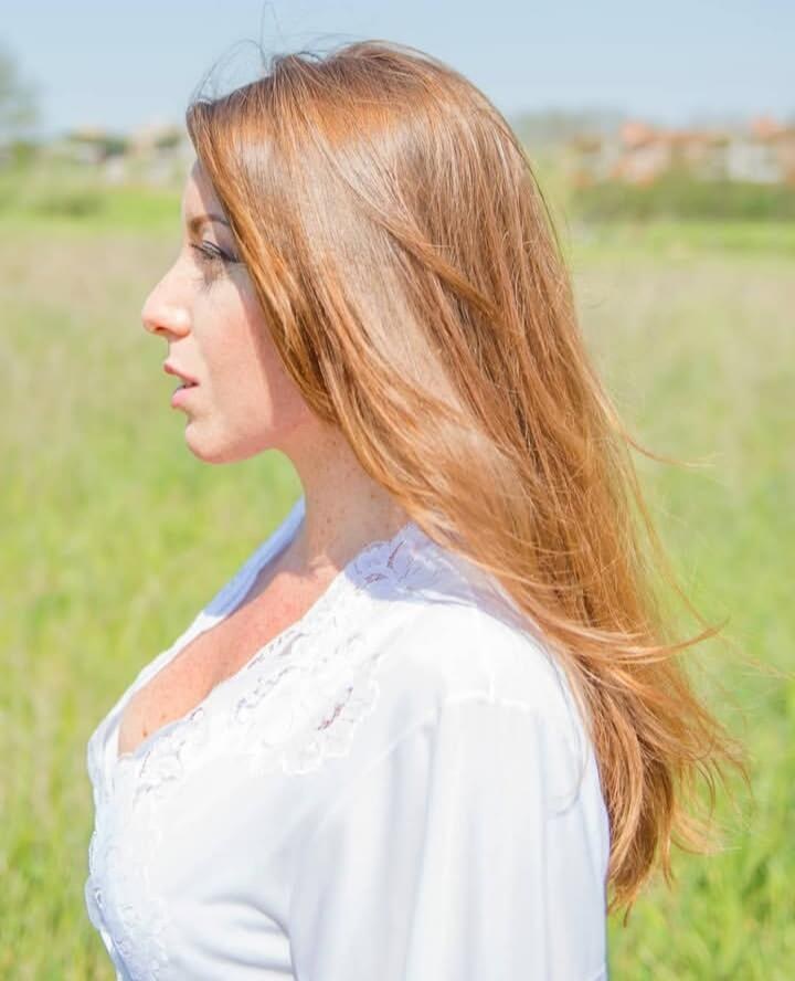 Ritratto di Lié Larousse in un prato